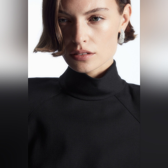 COS | Power-shoulder Open-back Waisted Wool Top In Black - Picture 5 of 15